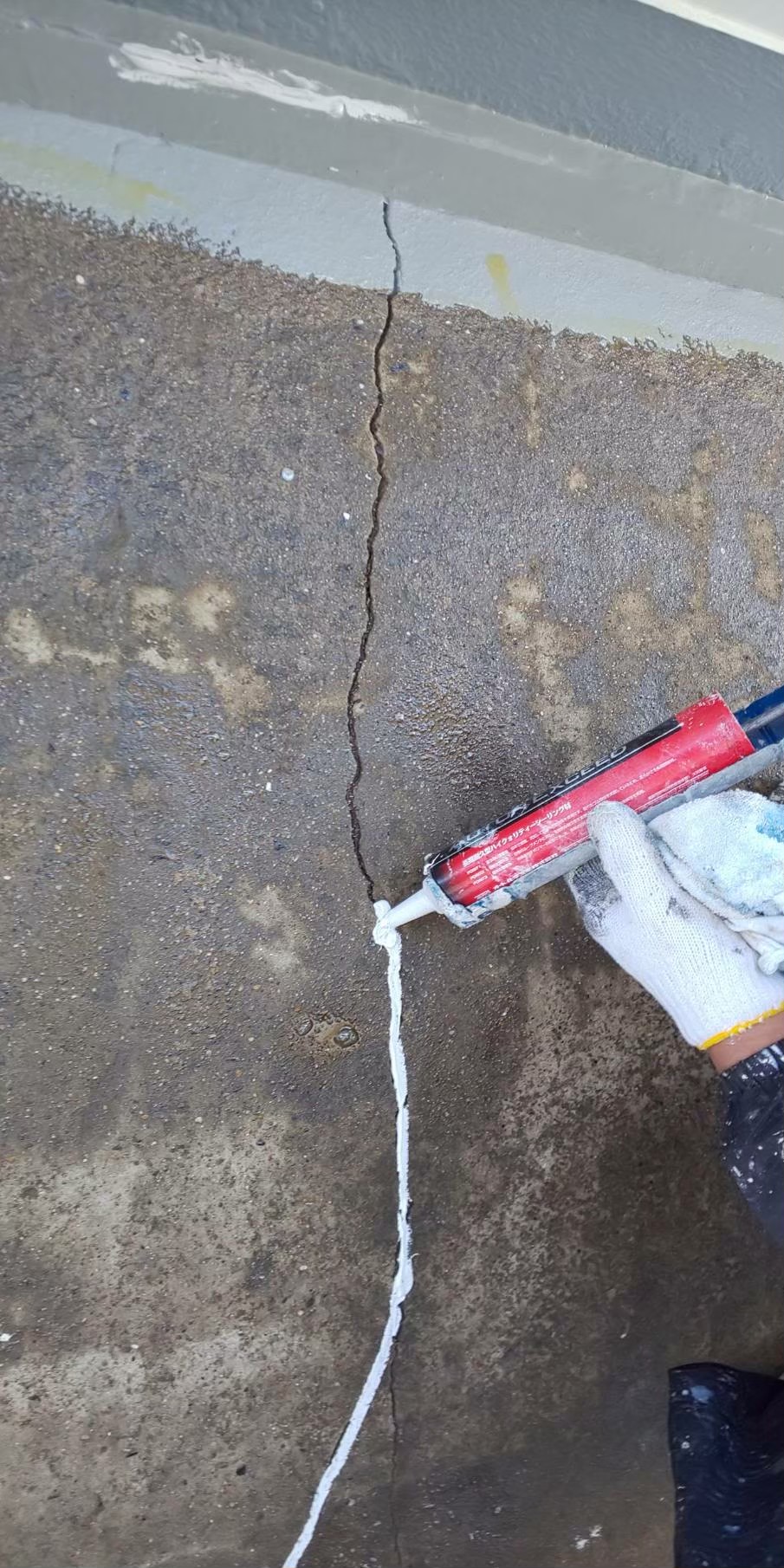 ひび割れ外壁の画像